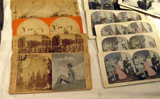 ANTIQUE STEREOSOPE VIEWER PAT APR 12,1904 WITH 70 CARDS & 5 POST CARDS
